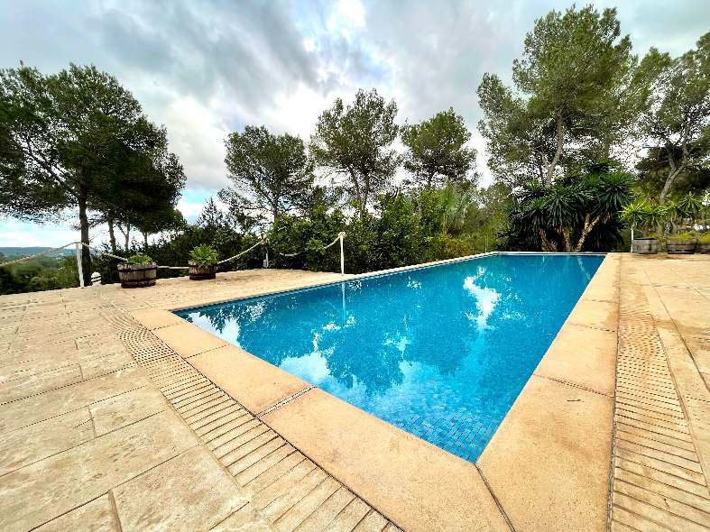 Fantastic villa in close proximity to Mornacollege and panoramic views to the sea