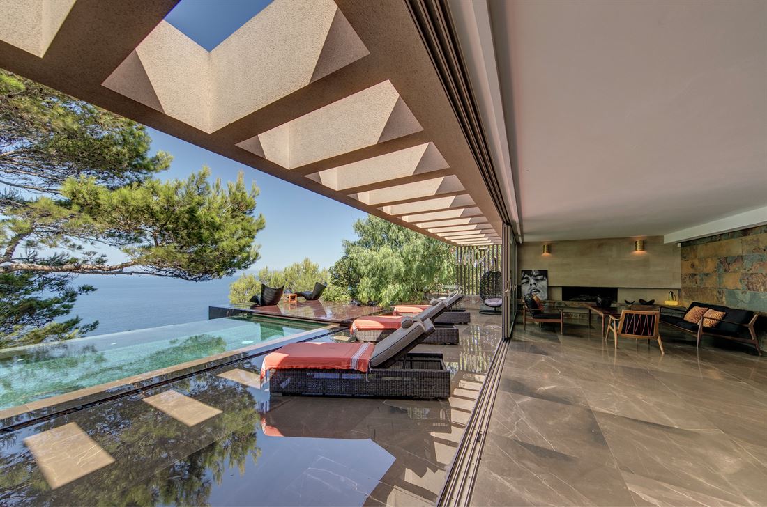 Frontline villa with fantastic sunset views