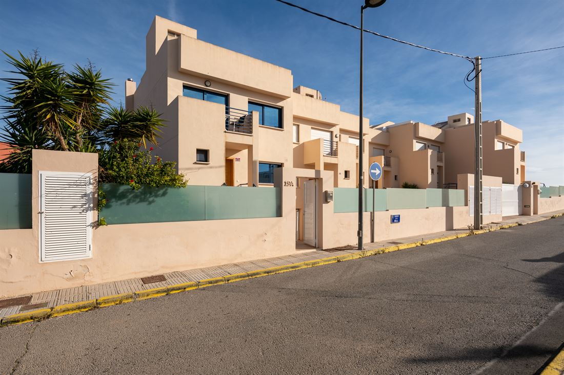 Beautiful spacious three-storey corner town-house perfectly located in Illa Plana