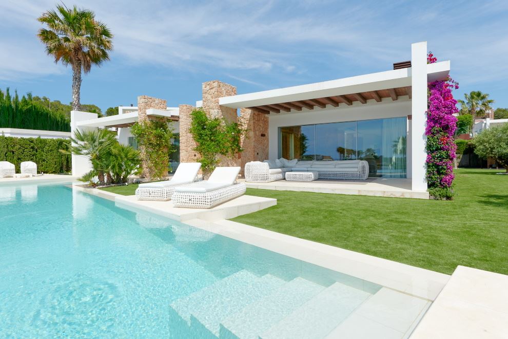 Beautiful 5 bedroom villa for sale in Cala Conta private urbanization