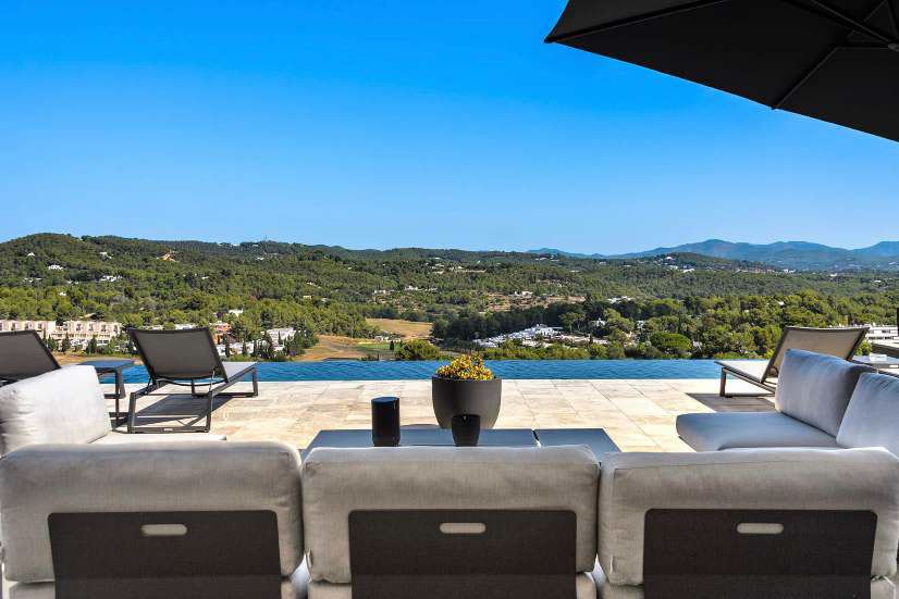 Fantastic villa in Roca Llisa with unobstructed views of the golf course and mountains