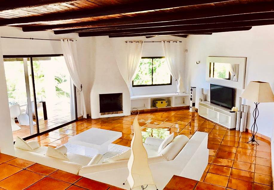 Beautiful villa of 350 m2 located in Can Furnet with sea views