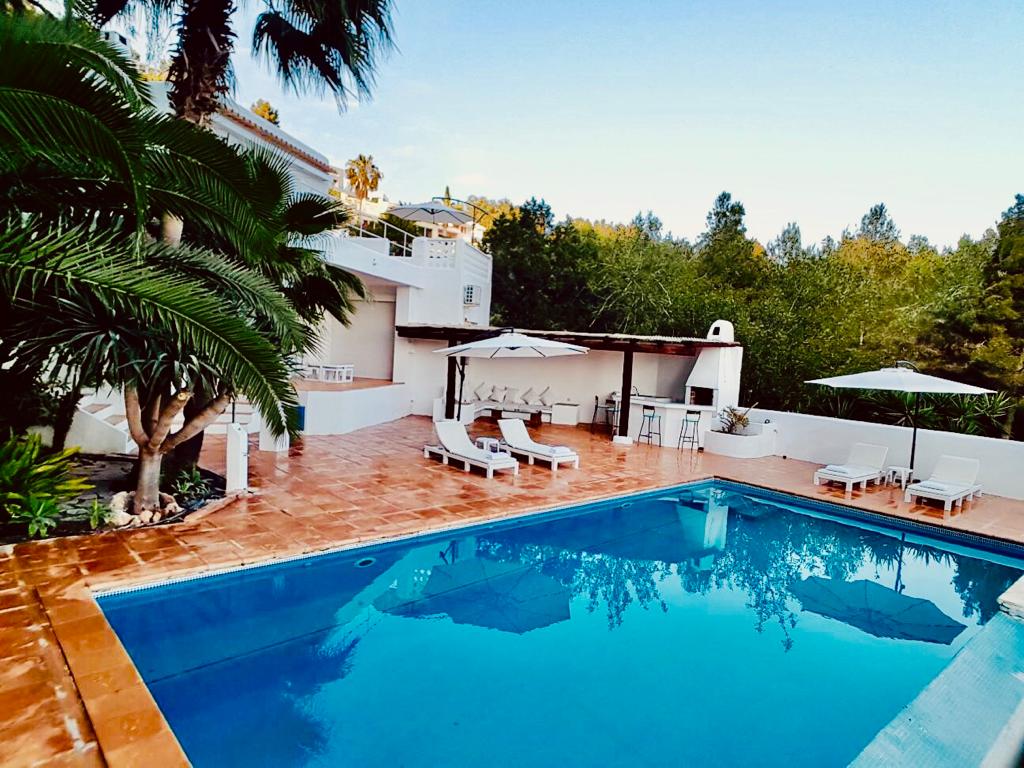 Beautiful villa of 350 m2 located in Can Furnet with sea views