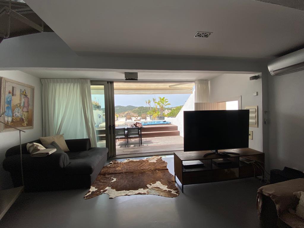 Exclusive Duplex of 180m2 distributed in 2 floors front sea front in Ibiza