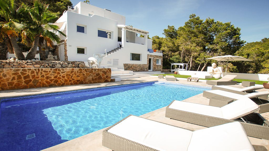 Elegant and spacious villa for sale near Ibiza