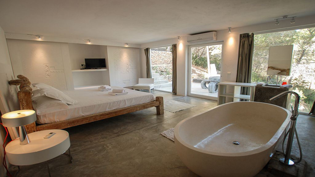 Elegant and spacious villa for sale near Ibiza