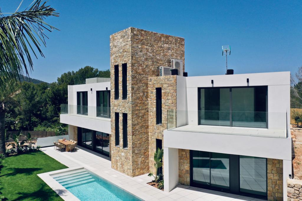 New Villa in the prestigious gated community of Roca Llisa
