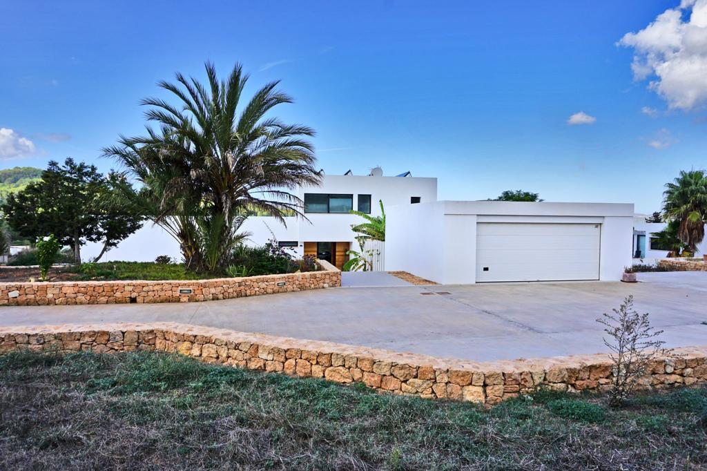 Luxurious contemporary villa in the heart of the Benimussa valley