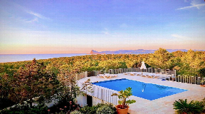 Exclusive villa in the pine grove with a fantastic view over the sea