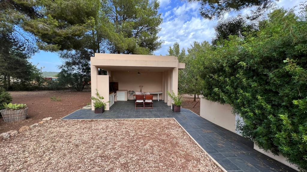 Large house setting full of privacy with many possibilities near to the Morna school and Ibiza