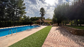 Large house setting full of privacy with many possibilities near to the Morna Shool and Ibiza