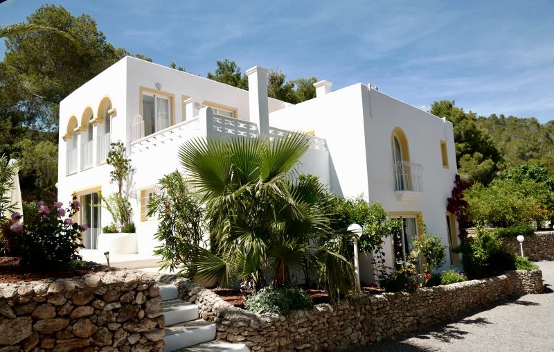 Boutique hotel with a total of 14.5 bedrooms plus private house in the north of the island