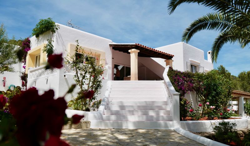 Boutique hotel with a total of 14.5 bedrooms plus private house in the north of the island