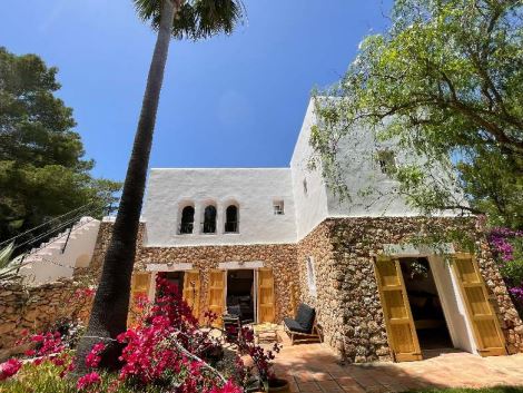 Unique finca for sale with guest houses and tourist rental licence surrounded by unspoilt nature