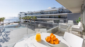 Amazing front line apartment for sale in Playa d'en Bossa
