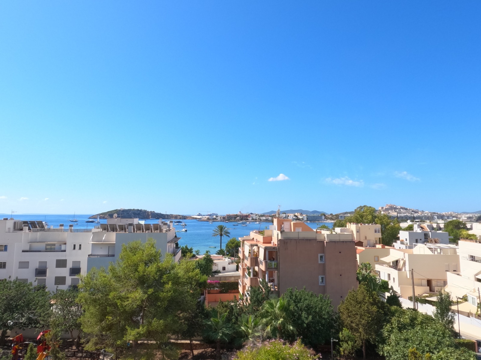 Very bright and cozy apartment with stunning sea view and only 3 minutes walk from the beach of Talamanca