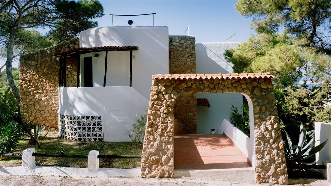 Newly renovated house for sale near the bay of Cala Moli - tourist license