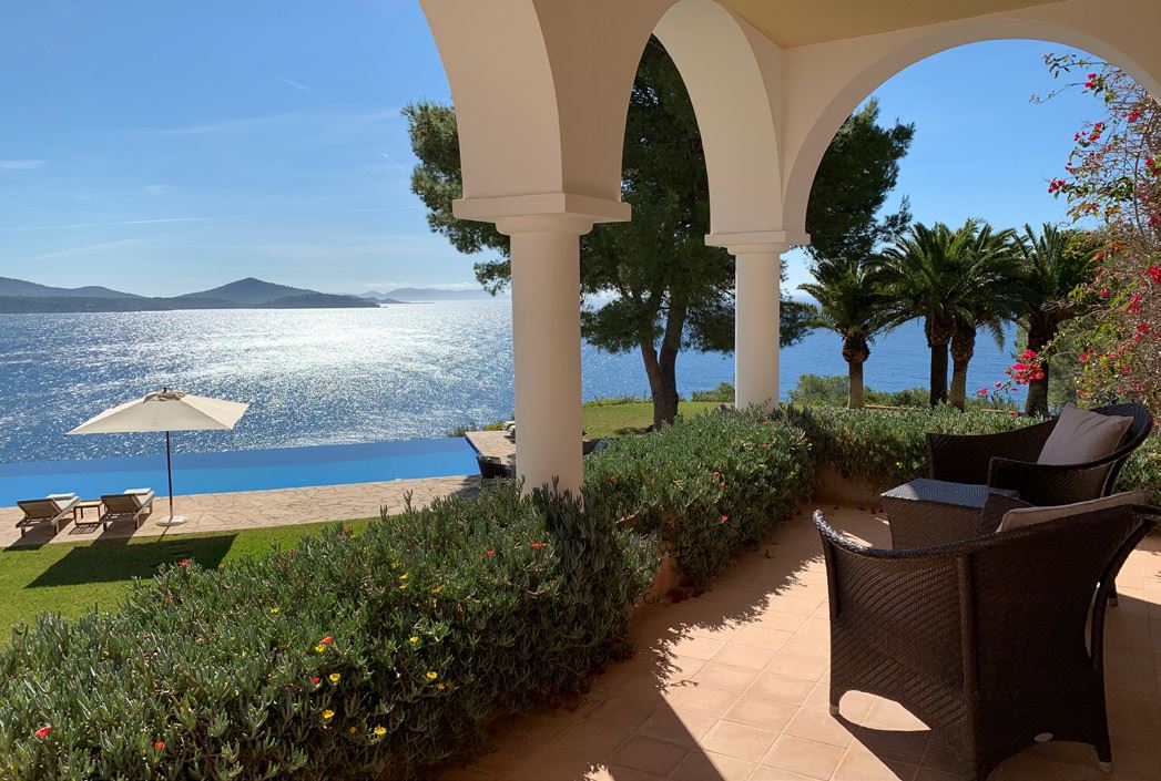 Classical Mediterranean-style villa with modern amenities, ideal for families