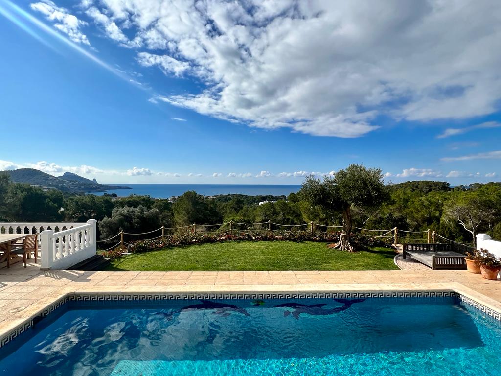 Villa on the west coast with spectacular views and touristic license