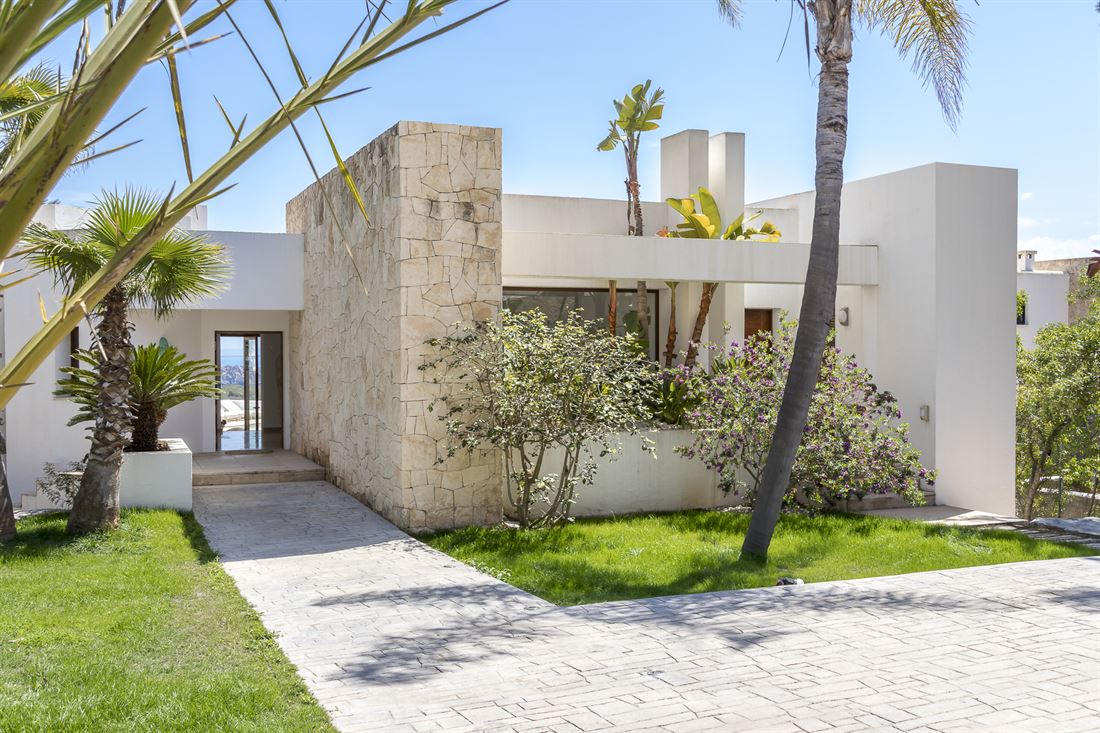 Villa with beautiful sea views in exclusive gated community