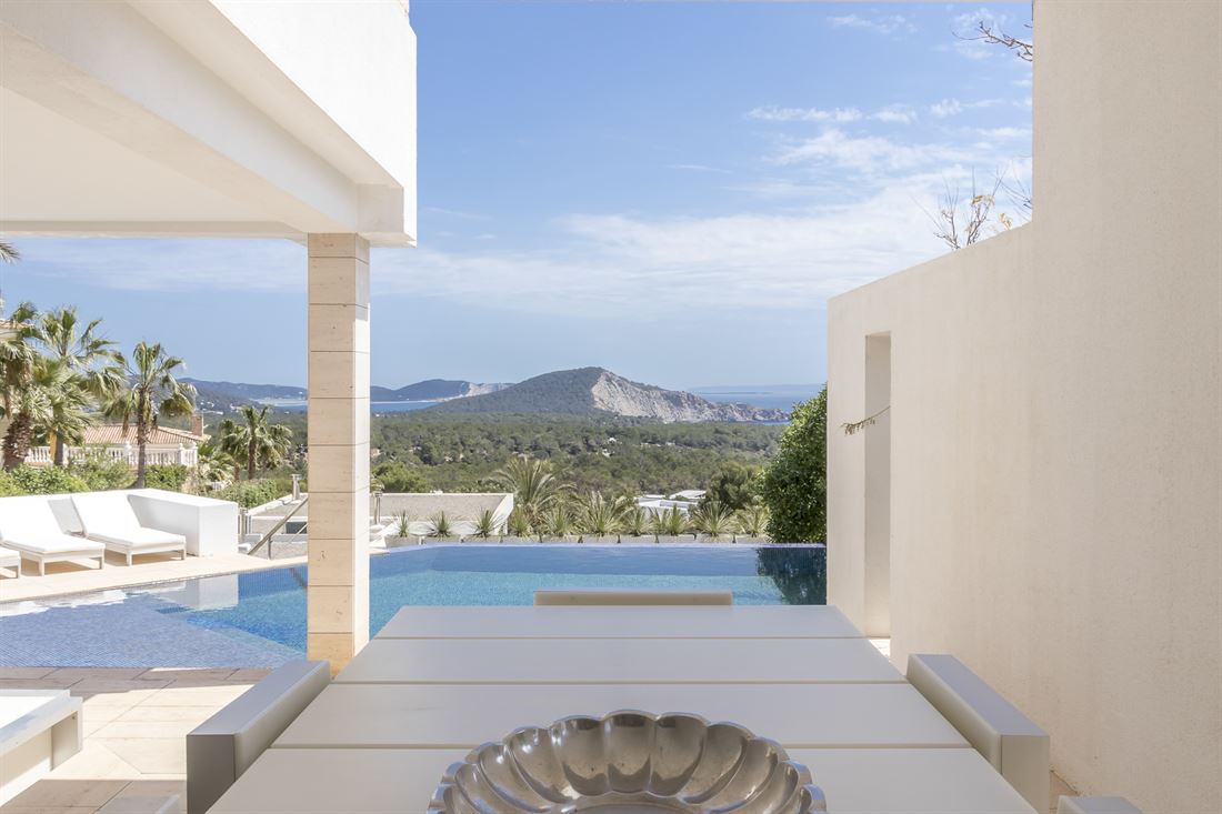 Villa with beautiful sea views in exclusive gated community