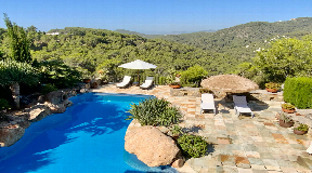 Villa in the prestigious gated community of Roca Llisa with beautiful views of the surroundings