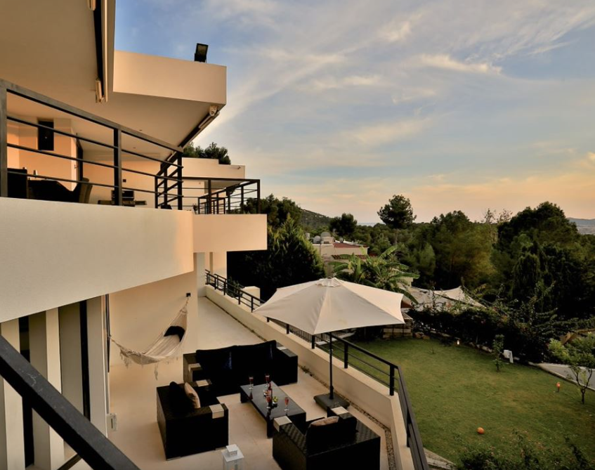 Amazing contemporary 6 bedroom villa for sale in luxury property auction