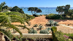 Very well located 136 m2 house frontline to the sea in Santa Eulalia