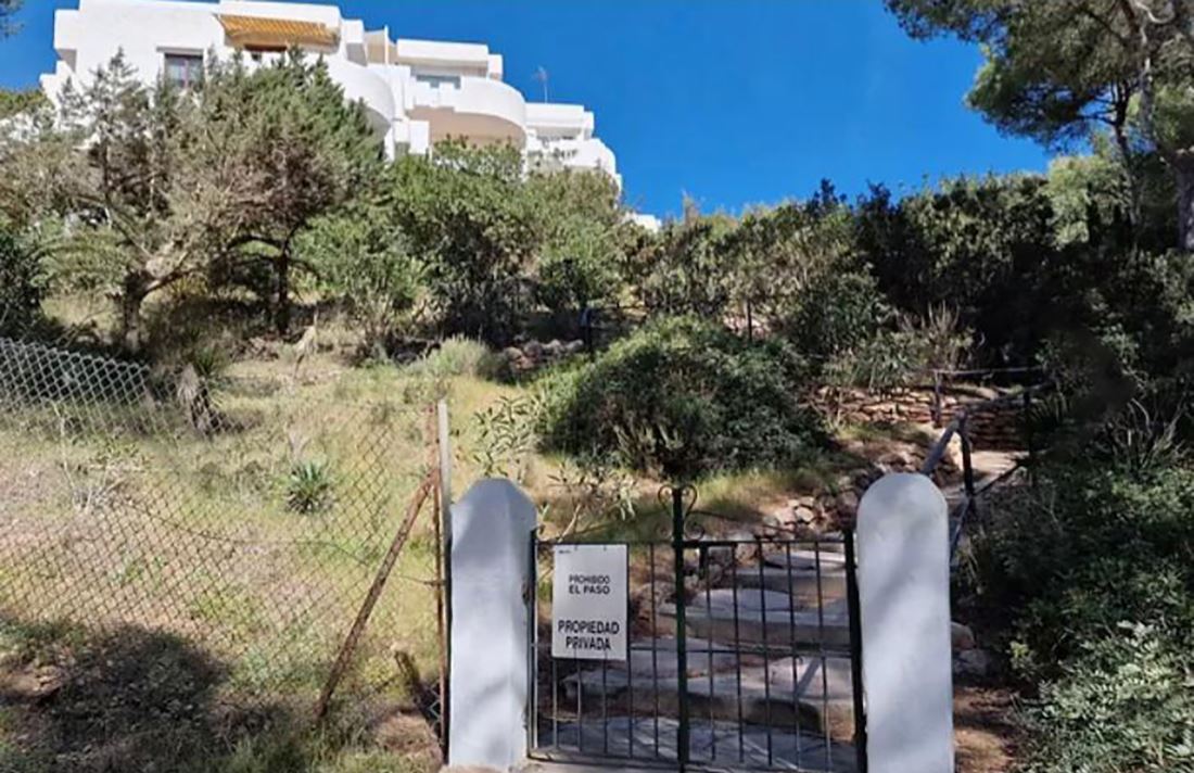 Fantastic apartment building is located in Cala Llenya with 2 bedrooms