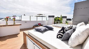 Luxurious Beachfront Penthouse with Rooftop Jacuzzi in Es Viver/Playa d'en Bossa
