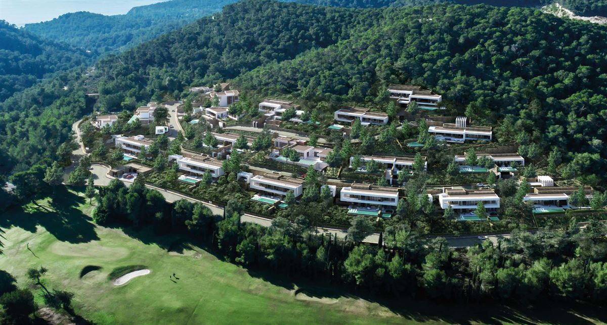 Luxury villas on 1500 square meter plots with golf views in Roca Llisa