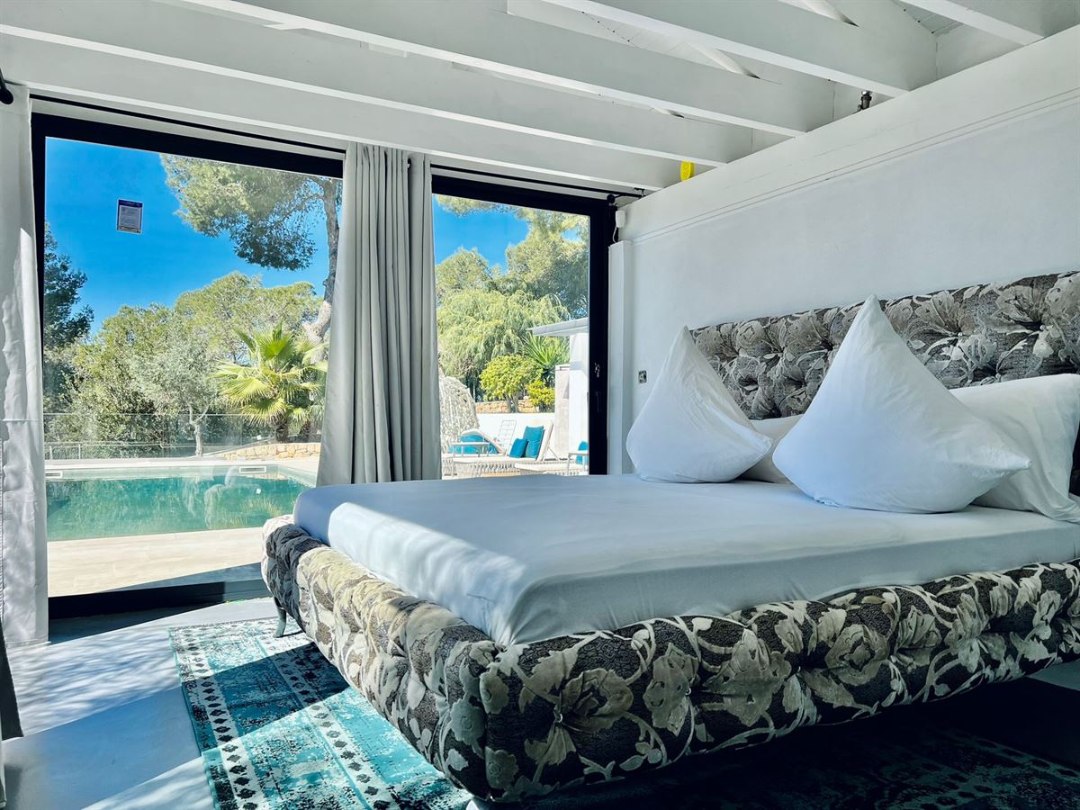 Imposing modern 5 bedroom villa with fantastic sea views and Dalt Vila