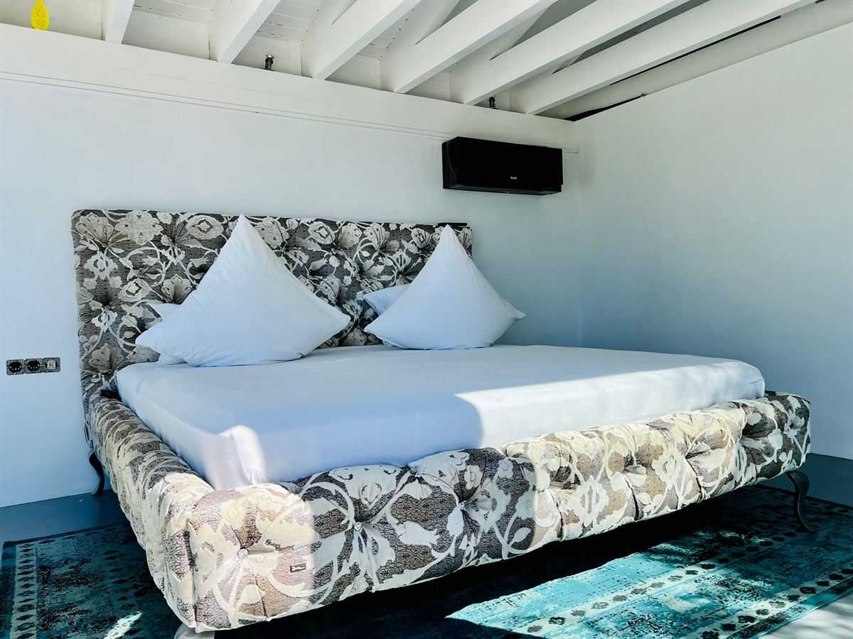 Imposing modern 5 bedroom villa with fantastic sea views and Dalt Vila