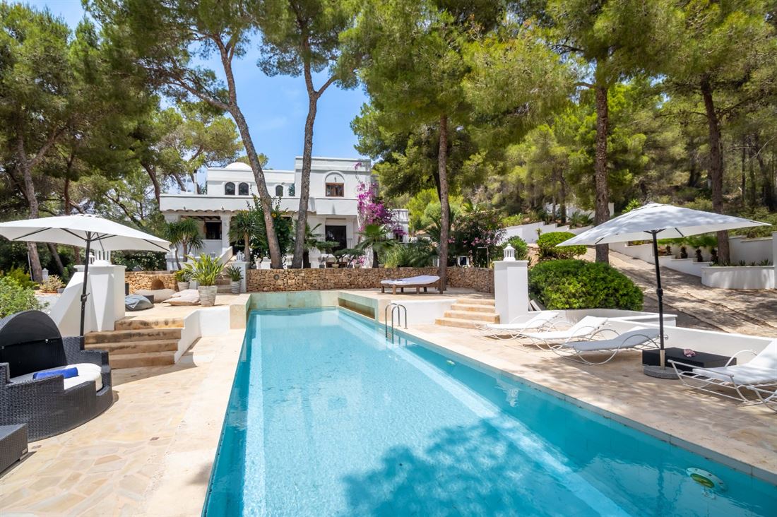 Very private and secluded villa in the charming hills of Ibiza with independent guesthouse