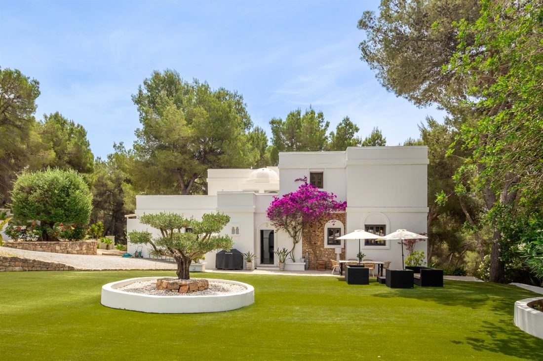 Very private and secluded villa in the charming hills of Ibiza with independent guesthouse