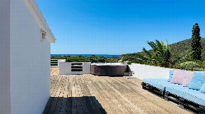 Dreamlike idyllic villa with guest house and sea view