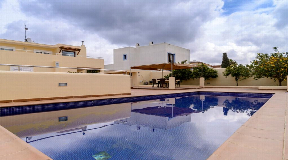 Family villa with lots of potential in Santa Gertrudis for sale
