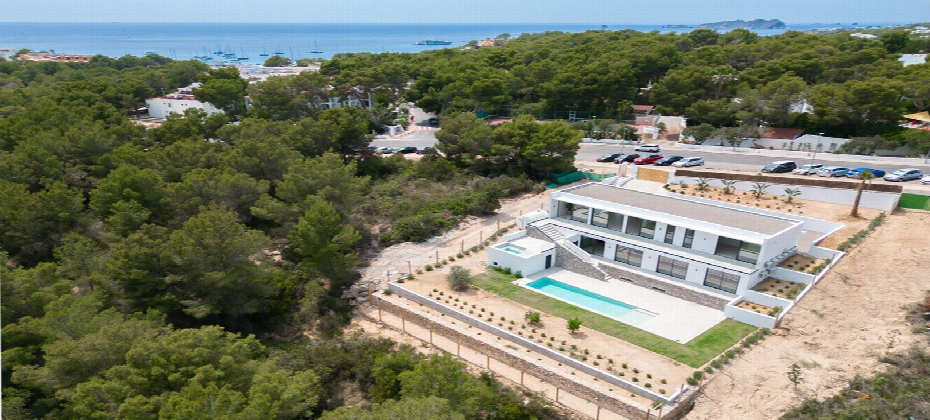 Amazing high quality villa in Cala Tarida for sale