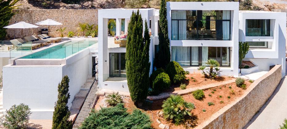 Stunningly designed villa boasting captivating sea vistas and a coveted tourist license