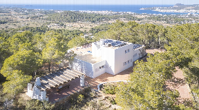 Spectacular property in the mountains above Benimussa offering 360° panoramic views to the sea