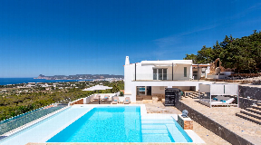 Luxurious 8-bedroom villa with breathtaking sea views