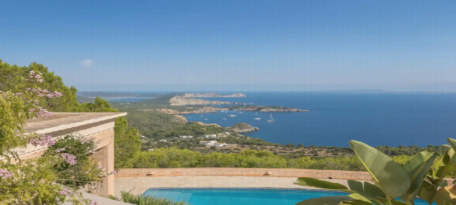 Charming hacienda set in one of the most exclusive places in the island in Es Cubells